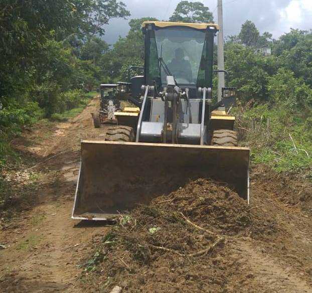 Camacã: Prefeito Paulo do Gás acompanha a recuperação da estrada do Km 2